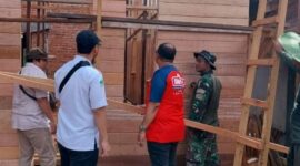 Proses bedah rumah yang dilakukan Disperkim Kukar. (Foto: Ist)