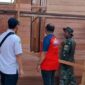 Proses bedah rumah yang dilakukan Disperkim Kukar. (Foto: Ist)