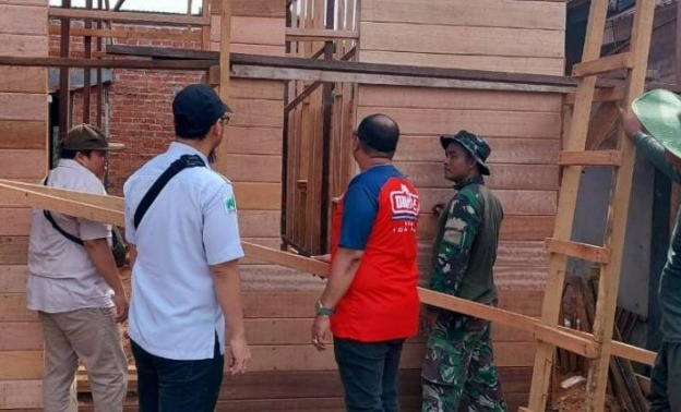 Proses bedah rumah yang dilakukan Disperkim Kukar. (Foto: Ist)