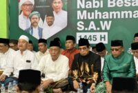 Anggota Komisi IV DPRD Kaltim, Rusman Ya’qub (baju muslim coklat) saat menghadiri acara Maulid Nabi Muhammad SAW dan peringatan Hari Santri Nasional garapan PWNU Kaltim. (Foto: Ist)