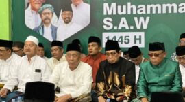 Anggota Komisi IV DPRD Kaltim, Rusman Ya’qub (baju muslim coklat) saat menghadiri acara Maulid Nabi Muhammad SAW dan peringatan Hari Santri Nasional garapan PWNU Kaltim. (Foto: Ist)