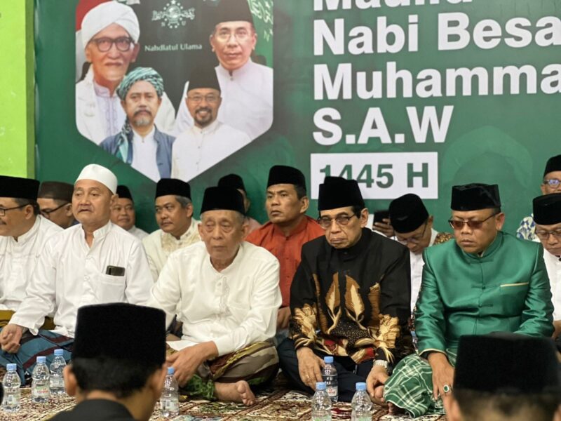 Anggota Komisi IV DPRD Kaltim, Rusman Ya’qub (baju muslim coklat) saat menghadiri acara Maulid Nabi Muhammad SAW dan peringatan Hari Santri Nasional garapan PWNU Kaltim. (Foto: Ist)