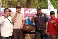 Bupati Kukar Edi Damansyah menyerahkan bantuan program 25 ribu nelayan produktif di Kelurahan Mangkurawang, Tenggarong. (Foto: Ist)