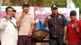 Bupati Kukar Edi Damansyah menyerahkan bantuan program 25 ribu nelayan produktif di Kelurahan Mangkurawang, Tenggarong. (Foto: Ist)
