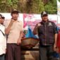 Bupati Kukar Edi Damansyah menyerahkan bantuan program 25 ribu nelayan produktif di Kelurahan Mangkurawang, Tenggarong. (Foto: Ist)