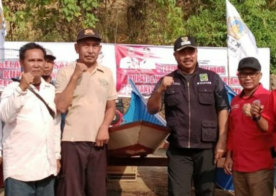 Bupati Kukar Edi Damansyah menyerahkan bantuan program 25 ribu nelayan produktif di Kelurahan Mangkurawang, Tenggarong. (Foto: Ist)