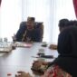 Bupati Kukar Edi Damansyah saat menerima kunjungan dari Komisioner Bawaslu Kukar. (Foto: Ist)