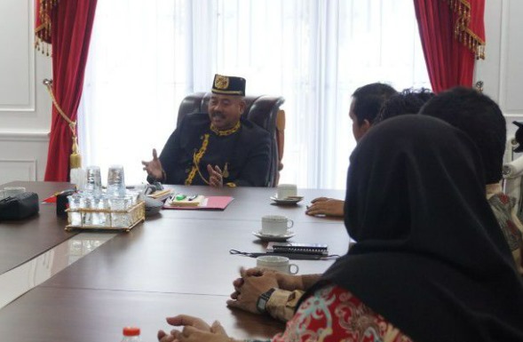 Bupati Kukar Edi Damansyah saat menerima kunjungan dari Komisioner Bawaslu Kukar. (Foto: Ist)