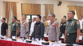Ketua DPRD Hasanuddin Mas’ud (tiga dari kanan) saat menghadiri Acara Rapat Kordinasi Daerah (Rakorda) Lintas Sektoral dalam rangka Kesiapan Pengamanan Jelang Pemilu Tahun 2024. (Foto: Ist)