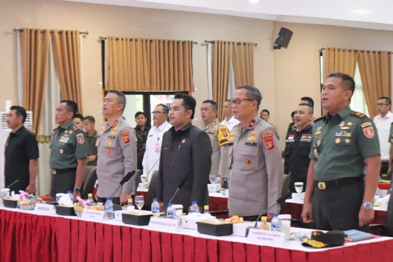 Ketua DPRD Hasanuddin Mas’ud (tiga dari kanan) saat menghadiri Acara Rapat Kordinasi Daerah (Rakorda) Lintas Sektoral dalam rangka Kesiapan Pengamanan Jelang Pemilu Tahun 2024. (Foto: Ist)