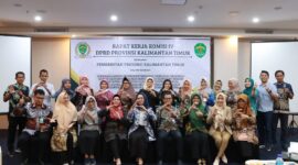 Komisi IV DPRD Kaltim bersama beberapa OPD terkait mengabadikan momen bersama usai melaksanakan rapat kerja (Raker) dalam menyempurnakan draft Ranperda Pengarusutamaan Gender (PUG). (Foto: Ist)