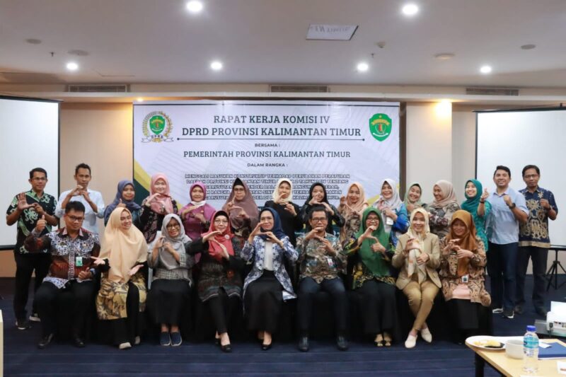 Komisi IV DPRD Kaltim bersama beberapa OPD terkait mengabadikan momen bersama usai melaksanakan rapat kerja (Raker) dalam menyempurnakan draft Ranperda Pengarusutamaan Gender (PUG). (Foto: Ist)