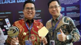 Wakil Bupati Kukar, Rendi Solihin saat menerima dua penghargaan Rakornas. (Foto: Ist)