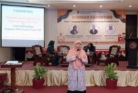 Anggota Komisi IV DPRD Kaltim, Fitri Maisyaroh, ketika mengisi seminar parenting di Balikpapan. (Foto: Ist)