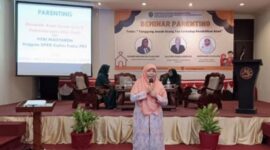 Anggota Komisi IV DPRD Kaltim, Fitri Maisyaroh, ketika mengisi seminar parenting di Balikpapan. (Foto: Ist)