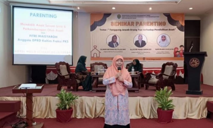 Anggota Komisi IV DPRD Kaltim, Fitri Maisyaroh, ketika mengisi seminar parenting di Balikpapan. (Foto: Ist)
