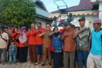 Wakil Bupati Kutai Kartanegara (Kukar), Rendi Solihin menyalurkan bantuan ke petani Muara Kaman untuk pembangunan sektor pertanian. (Foto: Ist)