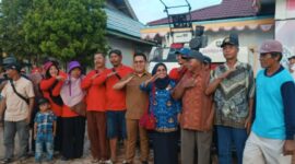 Wakil Bupati Kutai Kartanegara (Kukar), Rendi Solihin menyalurkan bantuan ke petani Muara Kaman untuk pembangunan sektor pertanian. (Foto: Ist)