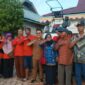Wakil Bupati Kutai Kartanegara (Kukar), Rendi Solihin menyalurkan bantuan ke petani Muara Kaman untuk pembangunan sektor pertanian. (Foto: Ist)