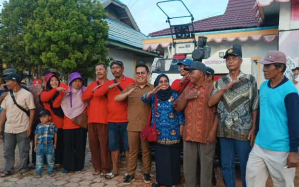 Wakil Bupati Kutai Kartanegara (Kukar), Rendi Solihin menyalurkan bantuan ke petani Muara Kaman untuk pembangunan sektor pertanian. (Foto: Ist)