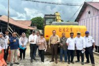 Wakil Ketua DPRD Kaltim, Seno Aji (kemeja coklat), saat turun langsung melaksanakan monitoring pembangunan proyek dirainase di Kelurahan Loa Ipuh. (Foto: Ist)
