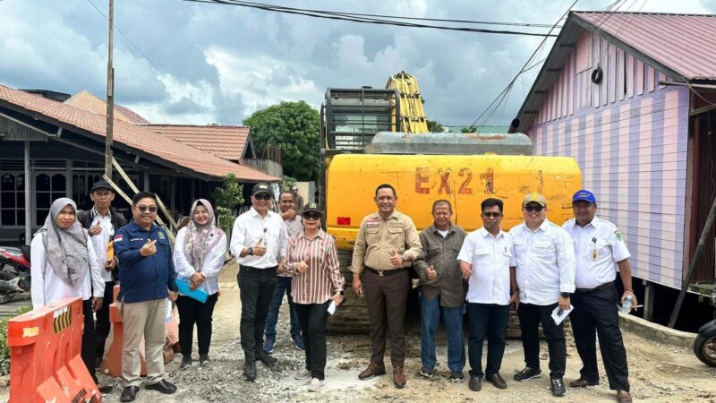 Wakil Ketua DPRD Kaltim, Seno Aji (kemeja coklat), saat turun langsung melaksanakan monitoring pembangunan proyek dirainase di Kelurahan Loa Ipuh. (Foto: Ist)
