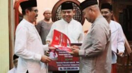 Bupati Kukar Edi Damansyah menyalurkan bantuan kepada Masjid Al Ikhlas di Kecamatan Tenggarong. (Foto: Ist)
