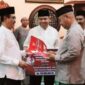Bupati Kukar Edi Damansyah menyalurkan bantuan kepada Masjid Al Ikhlas di Kecamatan Tenggarong. (Foto: Ist)