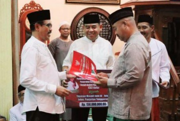 Bupati Kukar Edi Damansyah menyalurkan bantuan kepada Masjid Al Ikhlas di Kecamatan Tenggarong. (Foto: Ist)