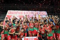 Para pemain Loa Janan saat menerima Trofi Juara Bupati Cup 2023, yang diserahkan oleh Asisten II, Wiyono. (Foto: Ist)