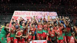Para pemain Loa Janan saat menerima Trofi Juara Bupati Cup 2023, yang diserahkan oleh Asisten II, Wiyono. (Foto: Ist)