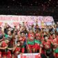 Para pemain Loa Janan saat menerima Trofi Juara Bupati Cup 2023, yang diserahkan oleh Asisten II, Wiyono. (Foto: Ist)