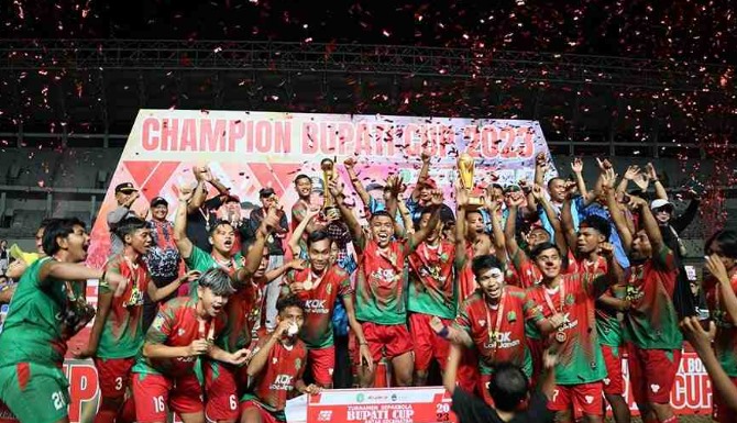Para pemain Loa Janan saat menerima Trofi Juara Bupati Cup 2023, yang diserahkan oleh Asisten II, Wiyono. (Foto: Ist)