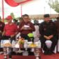 Wakil Ketua DPRD Kaltim, Muhammad Samsun (dua dari kiri) saat menghadiri Peringatan Bulan Bhakti Gotong Royong Masyarakat (BBGRM) di Muara Badak. (Foto: Ist)