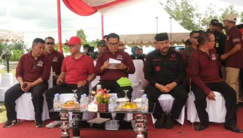 Wakil Ketua DPRD Kaltim, Muhammad Samsun (dua dari kiri) saat menghadiri Peringatan Bulan Bhakti Gotong Royong Masyarakat (BBGRM) di Muara Badak. (Foto: Ist)