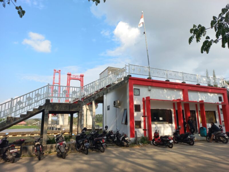 Jembatan penyebrangan pengunjung Pulau Kumala Tenggarong. (Foto: Ist)