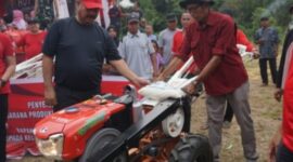 Bupati Kukar Edi Damansyah saat menyalurkan bantuan hand traktor kepada petani di Sebulu. (Foto: Ist)
