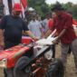 Bupati Kukar Edi Damansyah saat menyalurkan bantuan hand traktor kepada petani di Sebulu. (Foto: Ist)