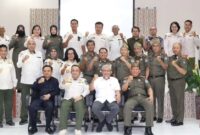 Pansus Trantibumlinmas DPRD Kaltim bersama jajaran Satpol PP Kaltim dan Satpol PP Bontang saat mengabadikan momen bersama dalam kunjungannya ke Kota Taman (Bontang). (Foto: Ist)