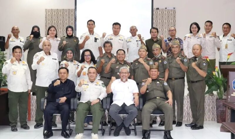 Pansus Trantibumlinmas DPRD Kaltim bersama jajaran Satpol PP Kaltim dan Satpol PP Bontang saat mengabadikan momen bersama dalam kunjungannya ke Kota Taman (Bontang). (Foto: Ist)