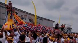 Prosesi Mengulur Naga dari Kedaton Kesultana Kutai Kartanegara Ing Martadipura. (Foto: Ist)