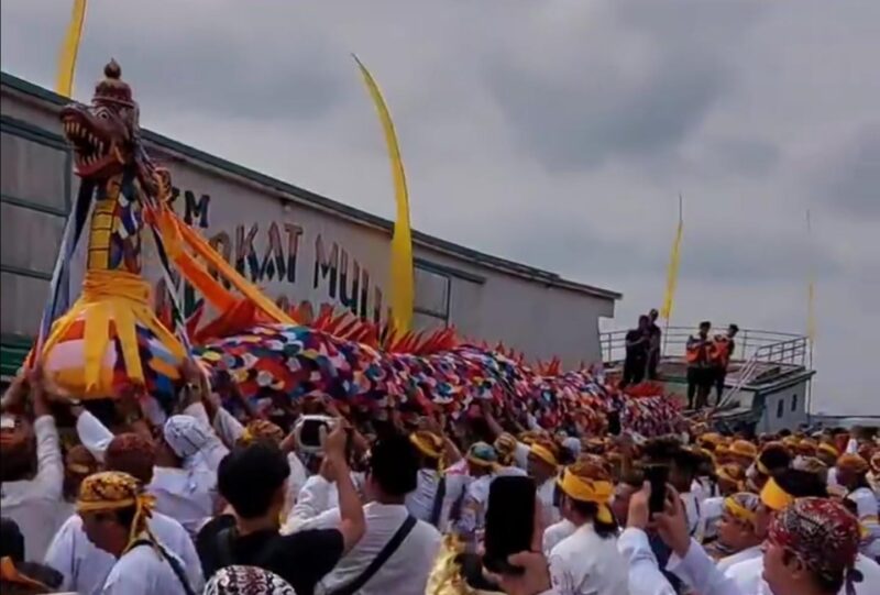 Prosesi Mengulur Naga dari Kedaton Kesultana Kutai Kartanegara Ing Martadipura. (Foto: Ist)