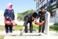 Ketua DPRD Kaltim, Hasanuddin Mas’ud, ketika menaburkan bunga pada salah satu makam pahlawan Kaltim usai mengikuti upacara Peringatan Hari Pahalawan di Taman Makam Pahlawan (TMP) Samarinda. (Foto: Ist)