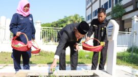 Ketua DPRD Kaltim, Hasanuddin Mas’ud, ketika menaburkan bunga pada salah satu makam pahlawan Kaltim usai mengikuti upacara Peringatan Hari Pahalawan di Taman Makam Pahlawan (TMP) Samarinda. (Foto: Ist)