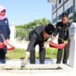 Ketua DPRD Kaltim, Hasanuddin Mas’ud, ketika menaburkan bunga pada salah satu makam pahlawan Kaltim usai mengikuti upacara Peringatan Hari Pahalawan di Taman Makam Pahlawan (TMP) Samarinda. (Foto: Ist)
