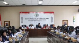 Anggota Komisi III DPRD Kaltim, Ali Hamdi, saat Menerima Kunjungan puluhan murid SD YPPSB 1 Sangatta. (Foto: Ist)