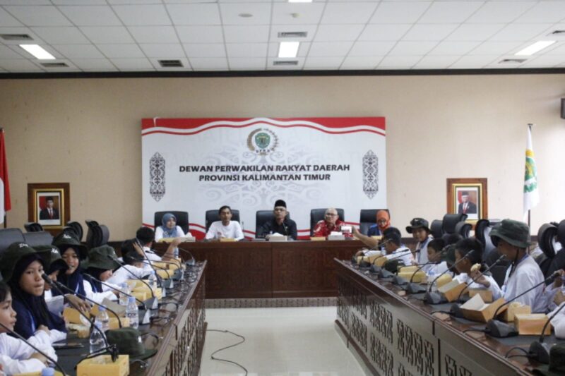 Anggota Komisi III DPRD Kaltim, Ali Hamdi, saat Menerima Kunjungan puluhan murid SD YPPSB 1 Sangatta. (Foto: Ist)