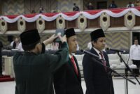 Encik Wardani (dua dari kiri) dan Selamat Ari Wibowo (kanan) saat pengambilan sumpah/janji sebagai Anggota DPRD Kaltim periode 2019-2024 dalam Rapat Paripurna ke-39 DPRD Kaltim. (Foto: Ist)