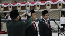 Encik Wardani (dua dari kiri) dan Selamat Ari Wibowo (kanan) saat pengambilan sumpah/janji sebagai Anggota DPRD Kaltim periode 2019-2024 dalam Rapat Paripurna ke-39 DPRD Kaltim. (Foto: Ist)