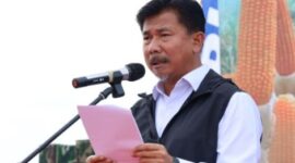 Sekretaris Daerah Kukar Dr. H. Sunggono membacakan sambutan Bupati Kukar Edi Damansyah dalam Penutupan Karya Bhakti dan Gerakan Nasional Ketahanan Pangan 2023 di Areal Persawahan Kelurahan Bukit Biru Kecamatan Tenggarong, Rabu (1/11/2023) siang. (Foto: Ist)